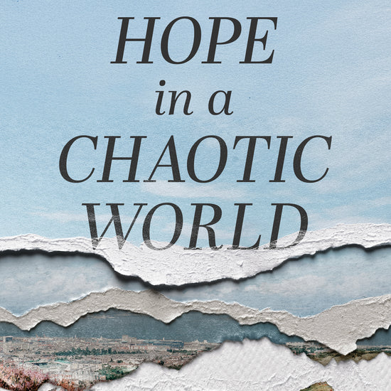 Book cover of 'Hope in a Chaotic World' by Ray C. Stedman with a scenic background.